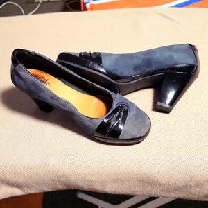 Clark's Artisan grey suede ladies shoes size USA 6.5 M pre-owned.